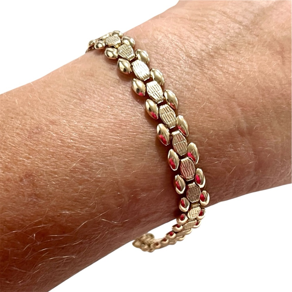Vintage Elegant Classic Textured Gold Bracelet 8”
